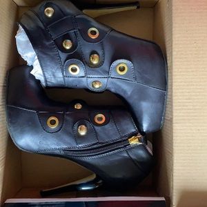 Short booties black and gold good condition